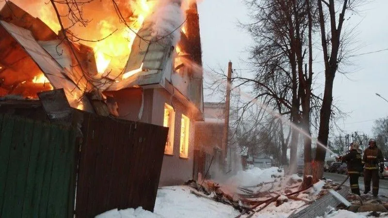 Садовый дом загорелся в Лотошино