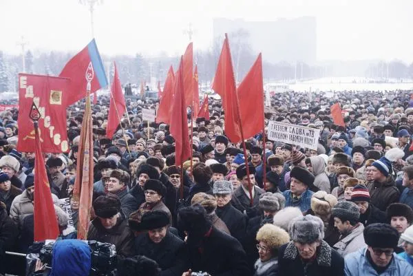 У главного входа на ВДНХ в Москве состоялся санкционированный митинг против роста цен и роспуска СССР, 22 декабря 1991 года