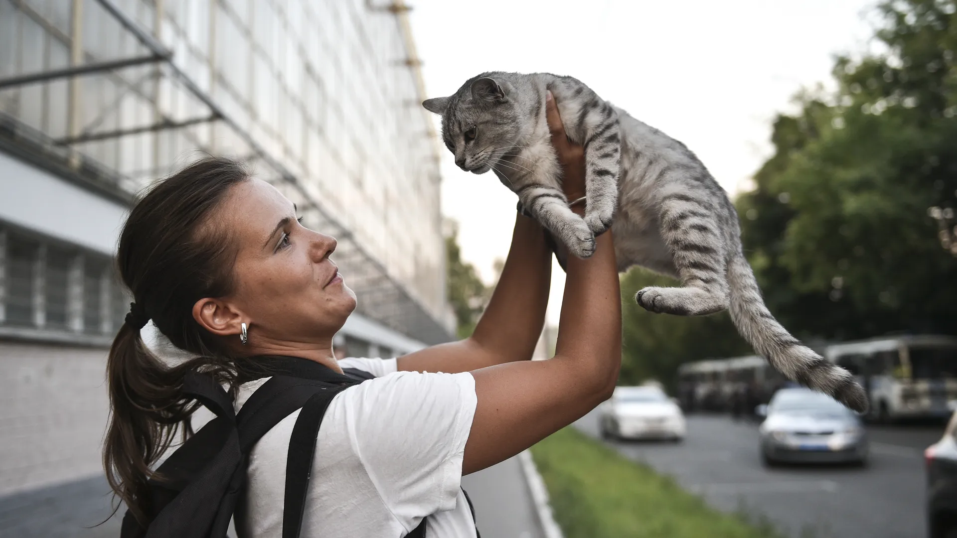 Девушка с уличной кошкой
