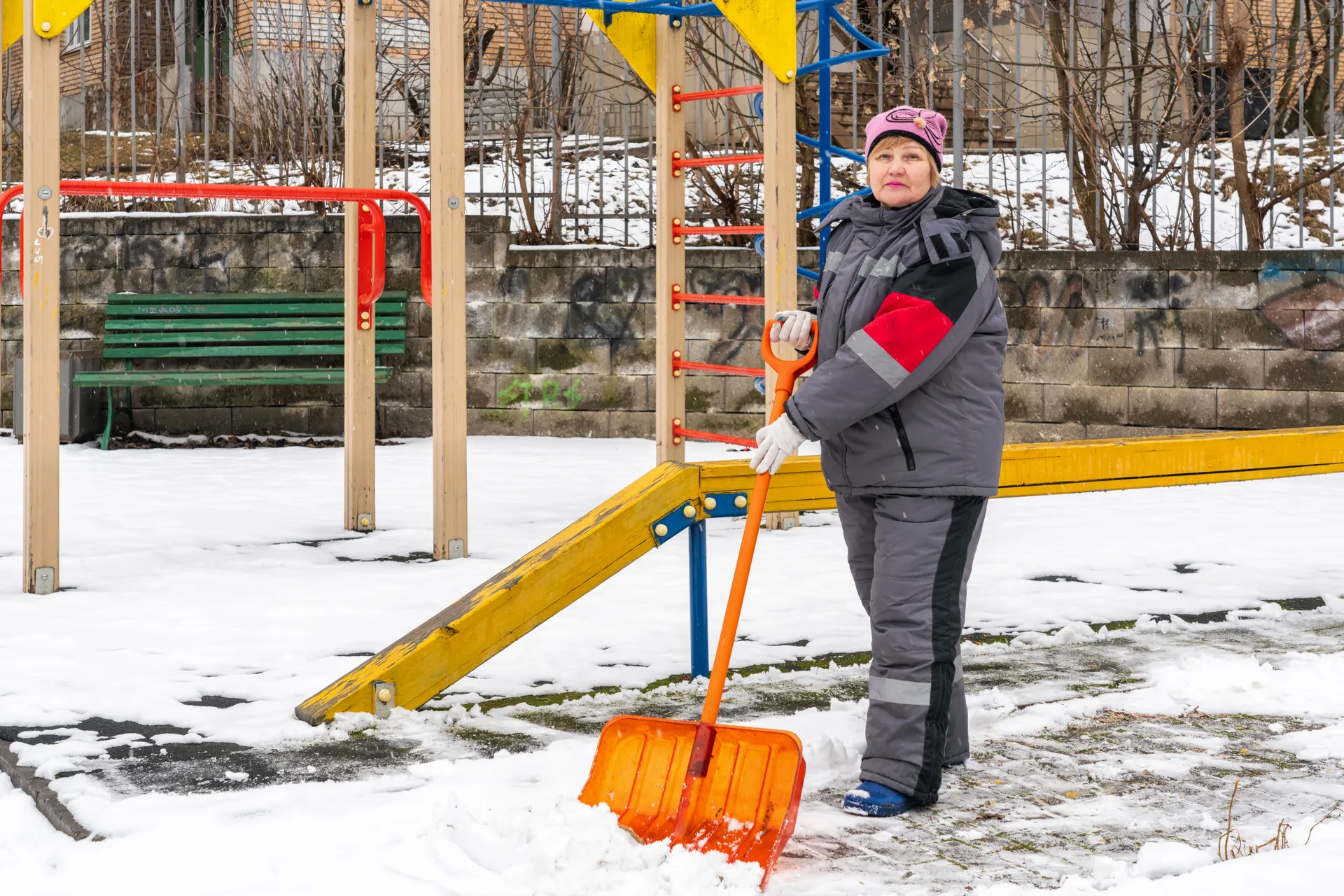 Коммунальщики из Красногорской городской службы убирают территорию дворов