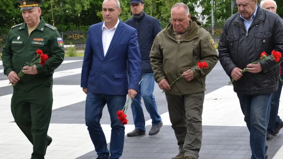 Заместитель начальника испытательного космического Андрей Дубовой, глава округа Владимир Пирогов, руководитель краснознаменского отделения «Боевое братство» Александр Исаев, председатель Совета депутатов Александр Мостковой. Фото: t.me/krasnoznamensk_news