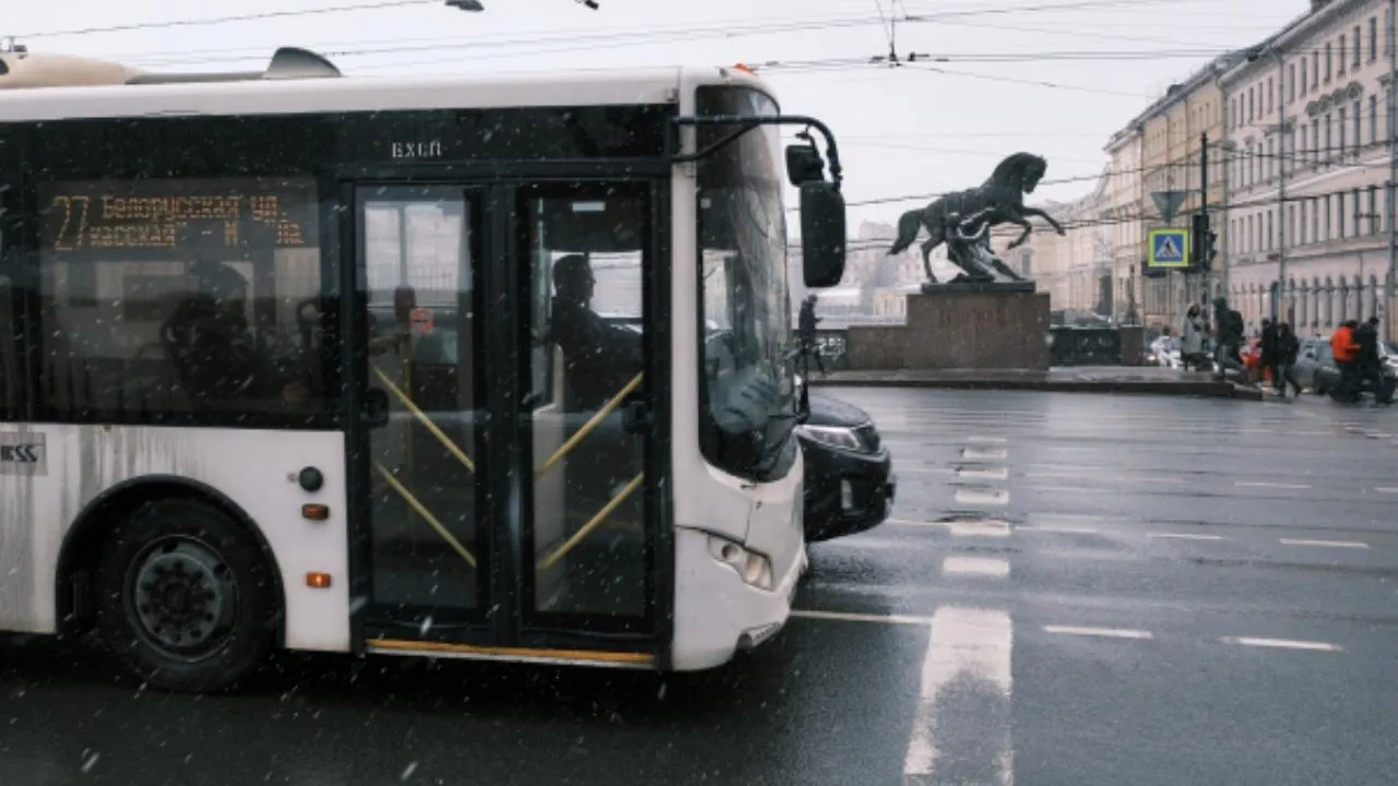 Две пенсионерки пострадали в Петербурге из-за резкого торможения автобуса