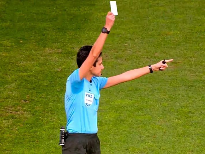 «Будет отлично, если в российском футболе введут белую карточку» - арбитр ФИФА