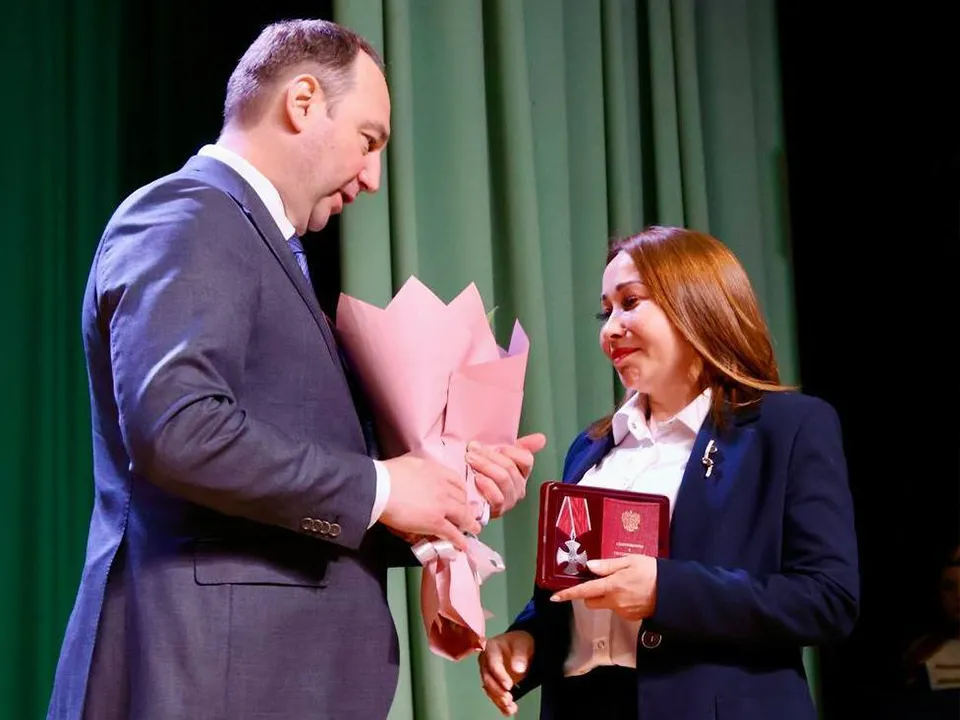 Орден Мужества рядового Рудольфа Камышева глава округа вручил матери героя. Фото: пресс-служба администрации г.о. Ступино