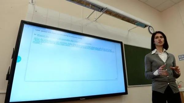 Благородный и тяжелый труд. Награды в честь Дня учителя вручили педагогам Подмосковья