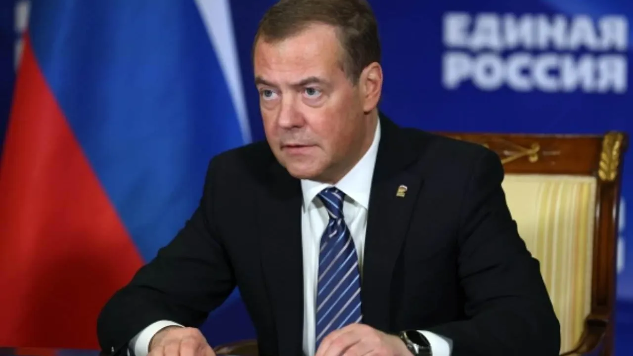 Медведев заявил о необходимости физического устранения Зеленского