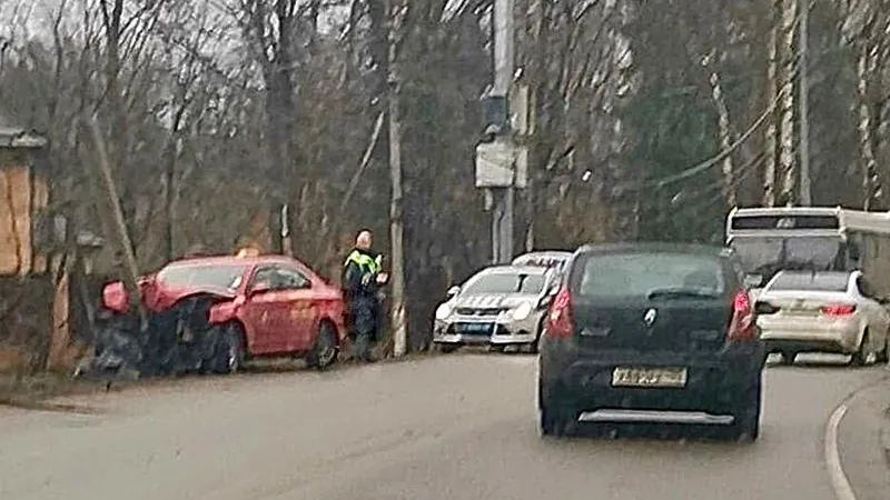 Таксист снес опору электропередачи и попал с травмами в больницу Одинцово