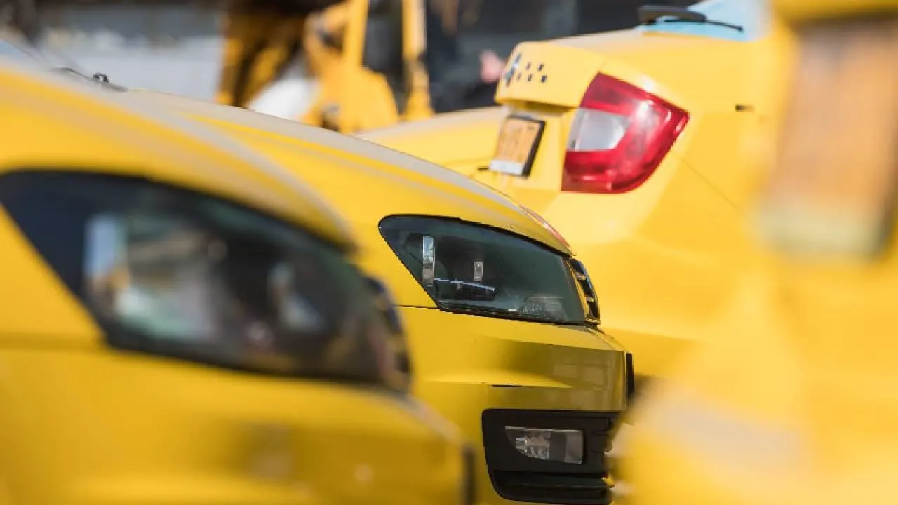 Вез деньги мошеннику: российский таксист присвоил 500 тыс. руб. пенсионерки