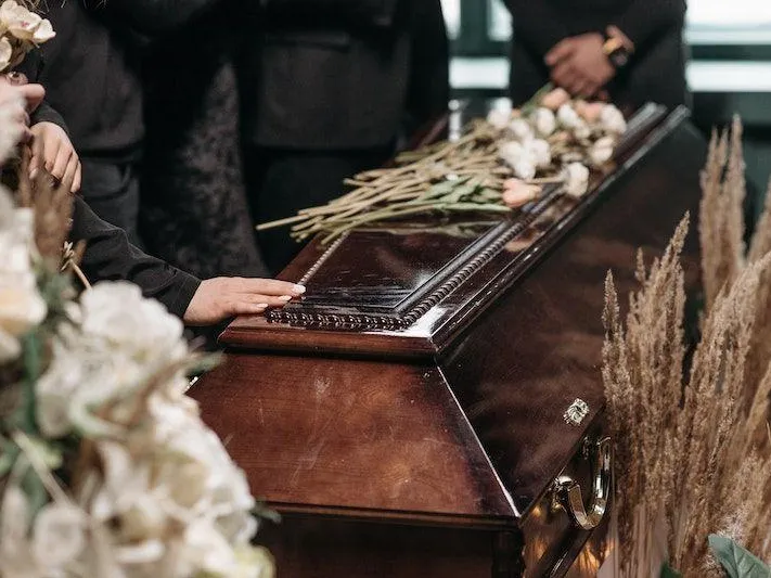 «Гроб с мужем — не цирк-шапито»: вдова героя СВО рассказала о ссоре со свекровью