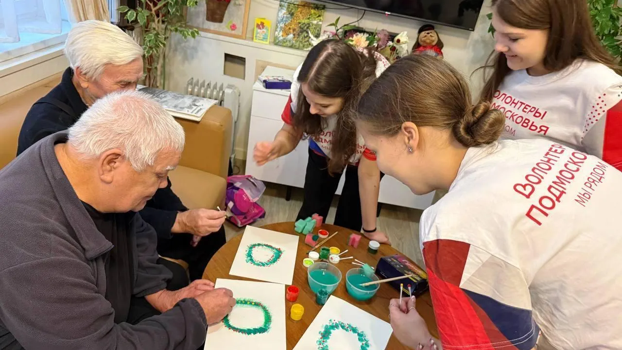 Волонтеры помогли пожилым людям создать новогодние украшения в Городском округе Пушкинский