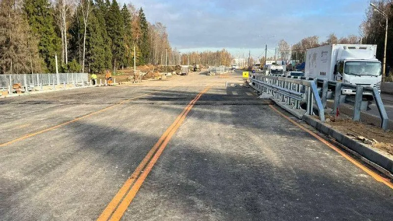 На Лобненском шоссе построили левую сторону моста через реку Мещериху