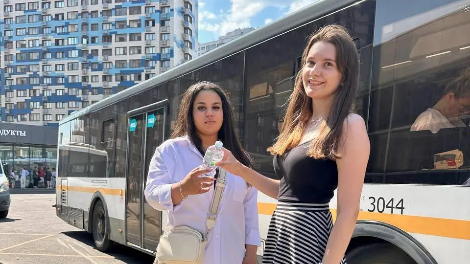 Свыше семи тысяч бутылок с водой раздали перевозчики Подмосковья в самые жаркие дни