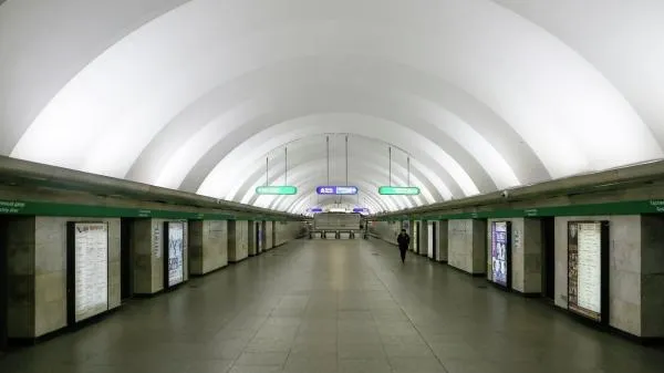 В Петербурге в метро пенсионерка украла кошелек у пожилой женщины