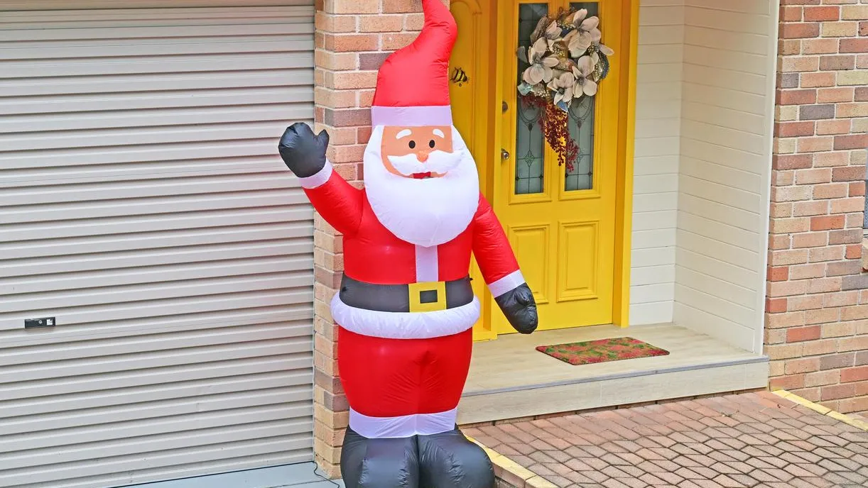 «Новогоднее ЧП на Камчатке». Мужчина похитил надувного Деда Мороза