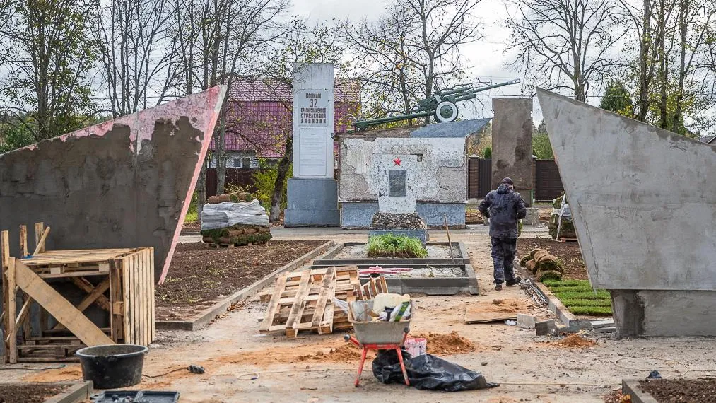 Ремонт памятника воинам 32-й стрелковой дивизии в Акулово завершат в начале ноября