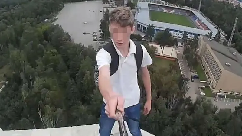 Видео с подростками, забравшимися на строительный кран в Раменском, появилось в соцсетях
