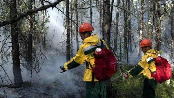 Огонь подобрался к поселкам под Якутском