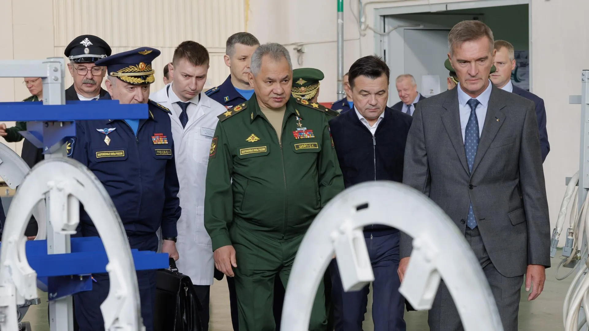 Сергей Шойгу и Андрей Воробьев проверили выполнение гособоронзаказа на предприятии ОПК в Московской области