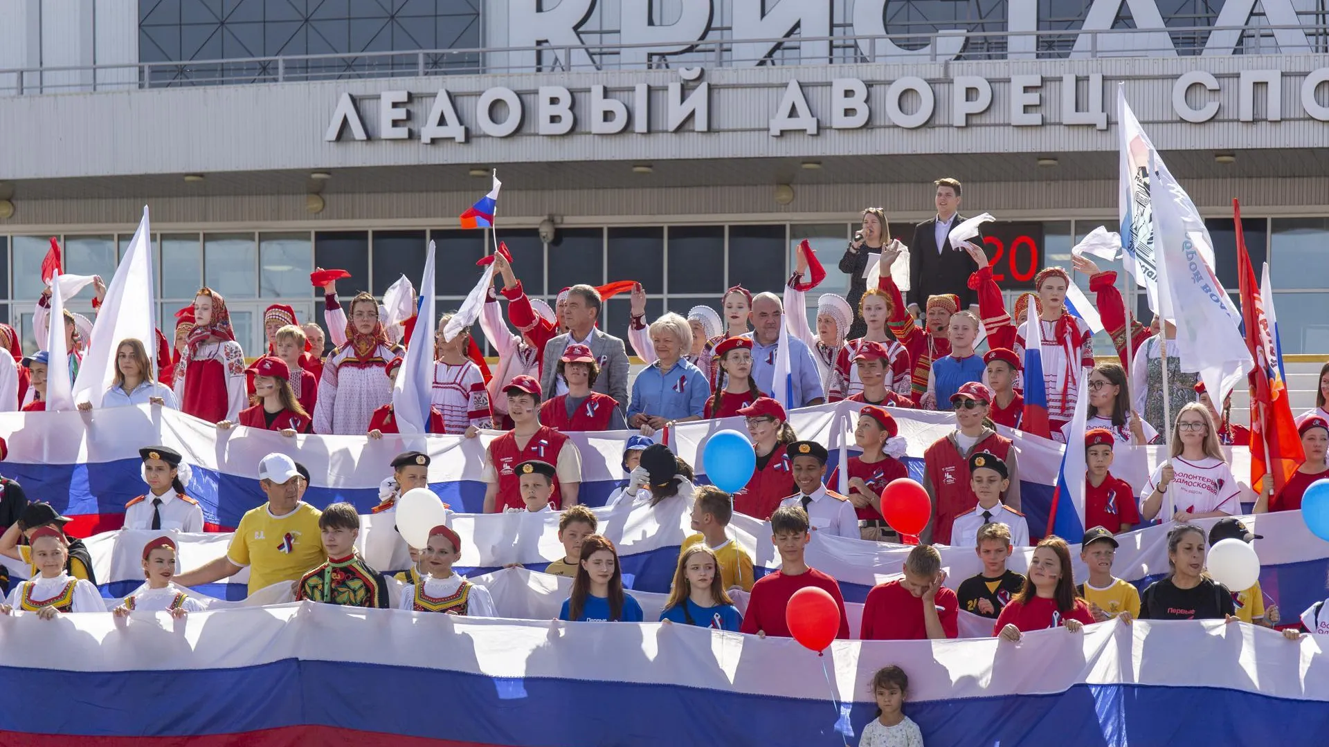 Электросталь отметила День флага России акцией и яркой праздничной программой
