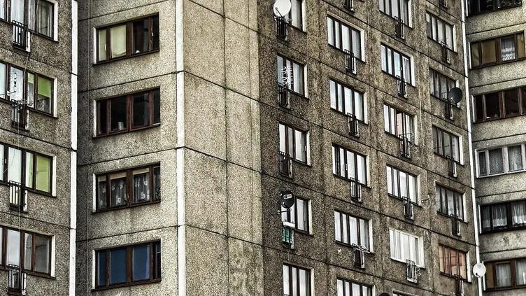 Один дома: ребенок погиб, выпав с 10-го этажа в Балашихе