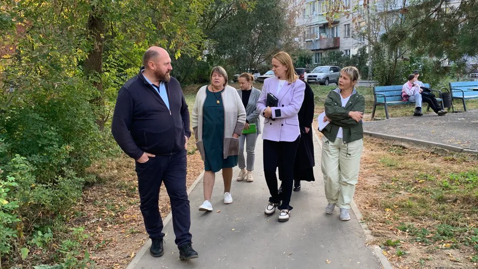 Замглавы Лосино-Петровского Валентина Тропанец (в центре) на встрече с жителями Свердловского Фото: t.me/VVTropaneZ