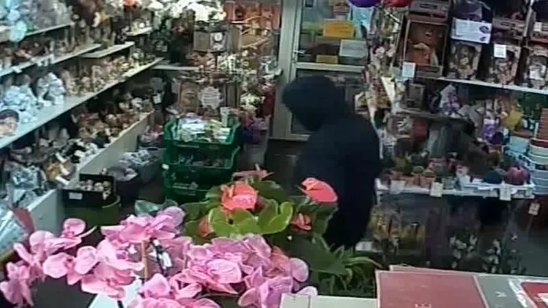 Разбойник с ножом ограбил цветочный магазин в Люберцах