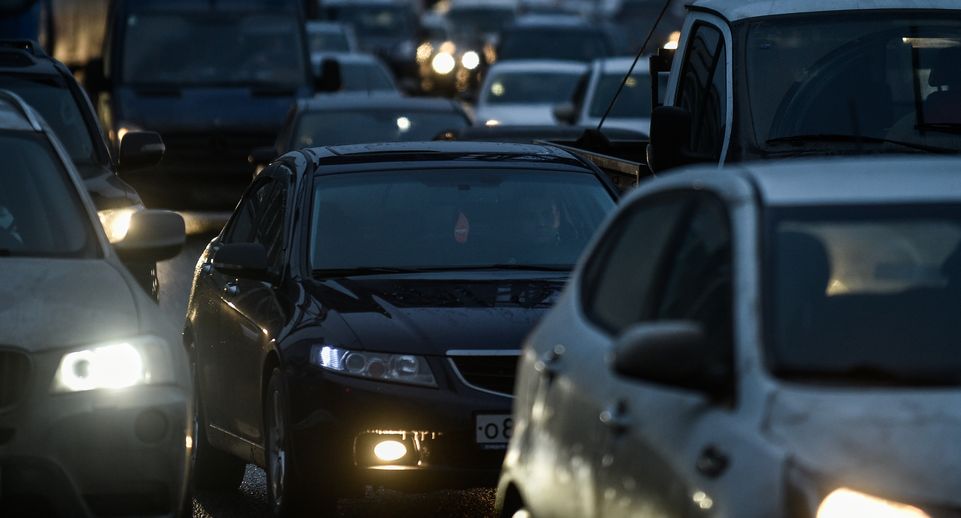 Пробки на дорогах Подмосковья оценили в 5 баллов вечером 29 июля