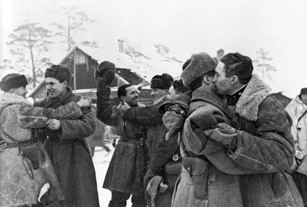 Прорыв блокады Ленинграда. Встреча солдат Ленинградского и Волховского фронтов 18 января 1943 года
