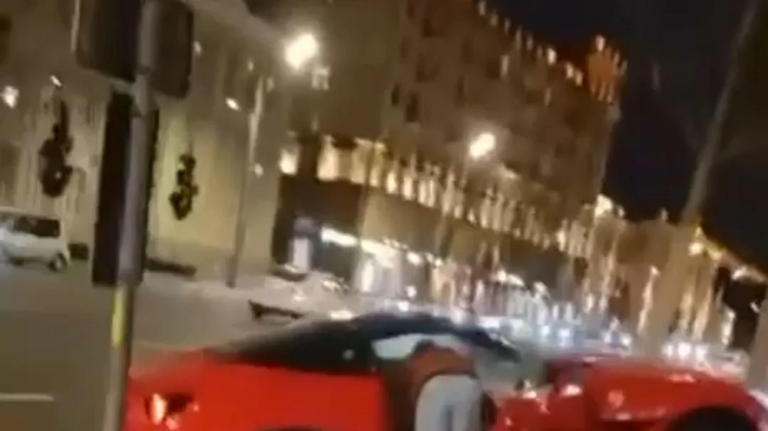 Стоящий как две квартиры в Москве красный Ferrari Portofino влетел в дерево в центре столицы
