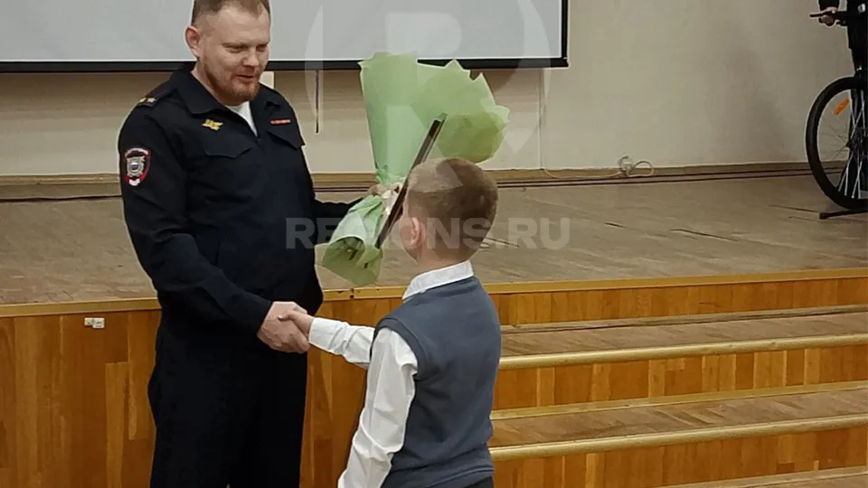 Вручение награды Кириллу Рыбакову. Фото: администрация г.о. Реутов