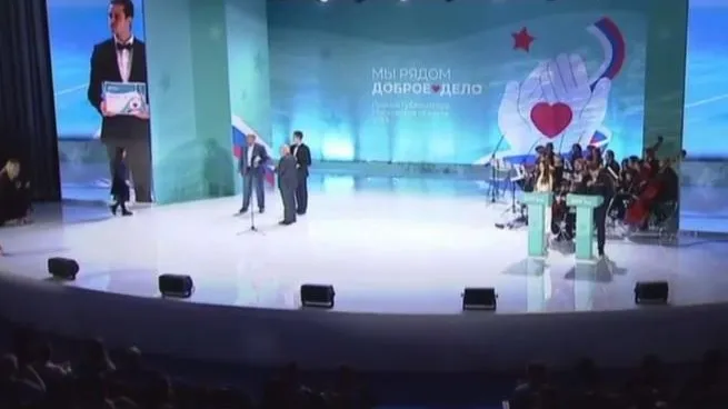 Жена Рената Габибова выходит на сцену. Скриншот из прямого эфира Премии