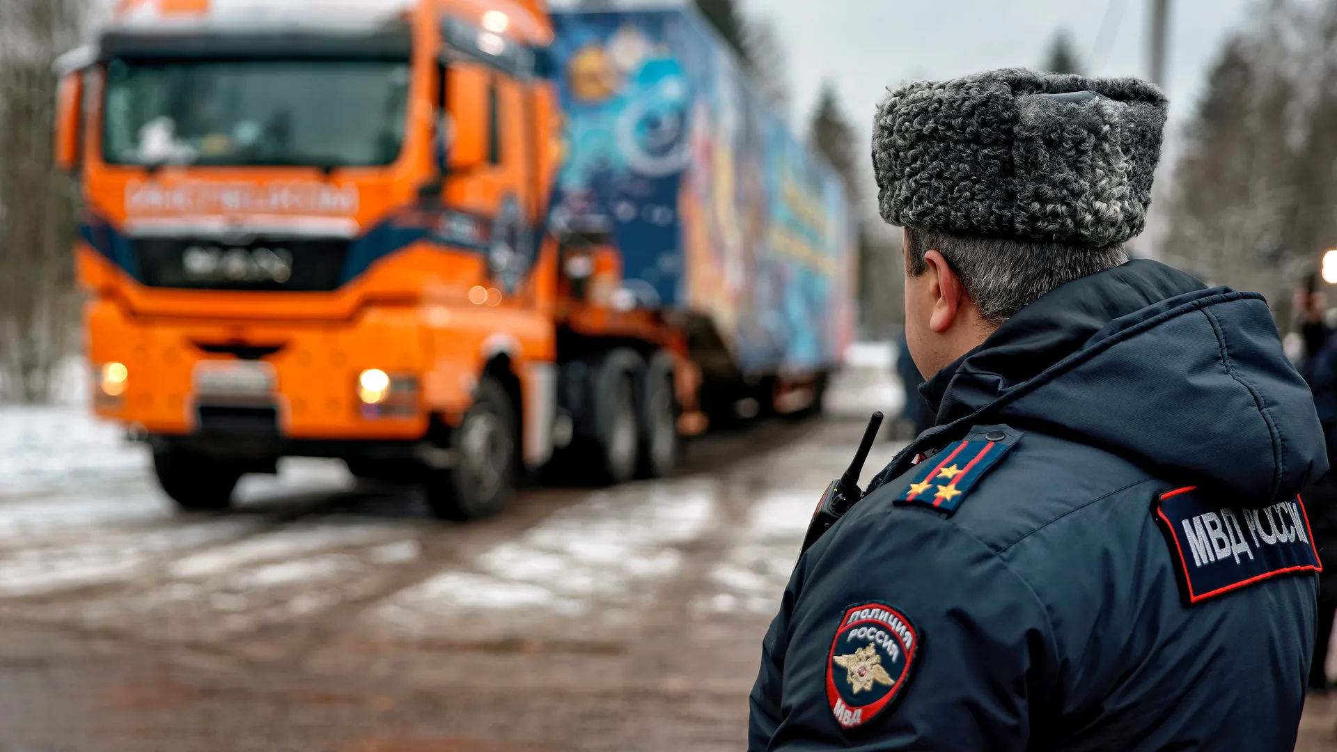 Автопоезд Деда Мороза везет в Москву главную елку страны