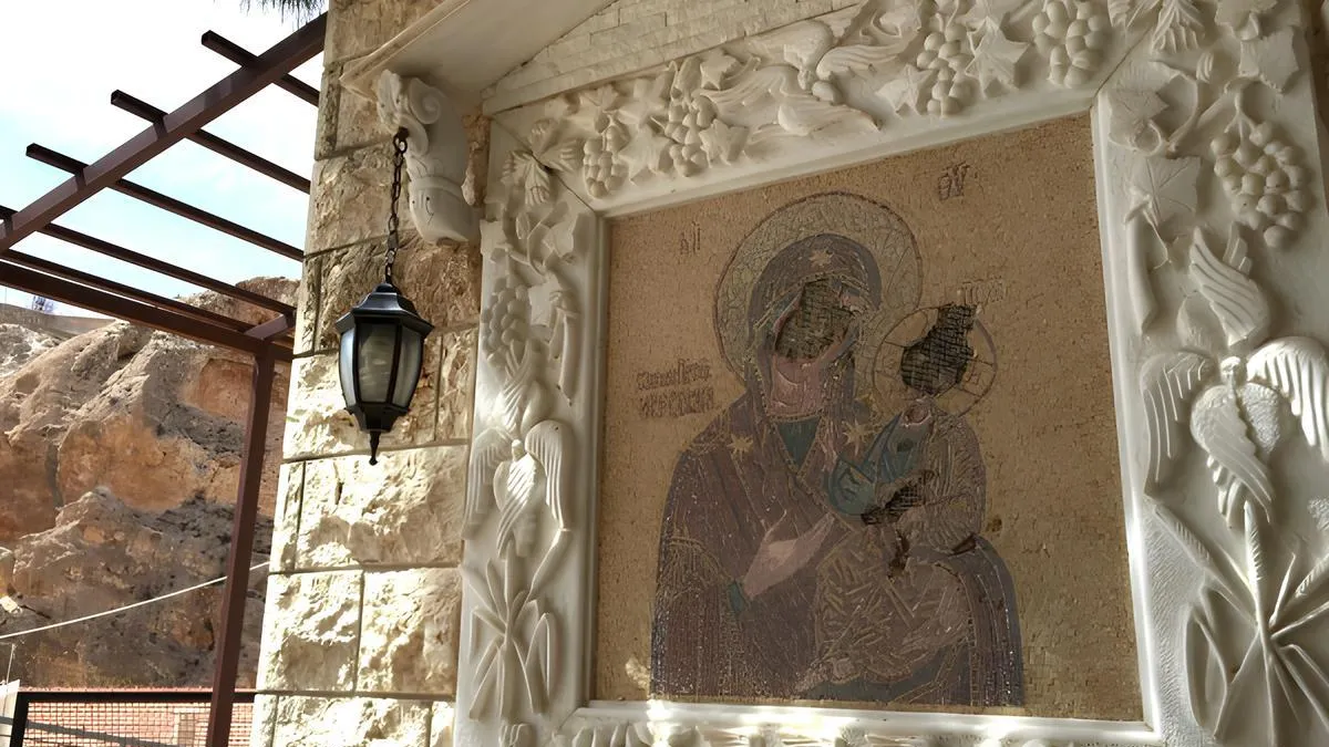 Оскверненные иконы монастыря Святой Феклы равноапостольной в сирийском городе Маалюля в 55 км от Дамаска,