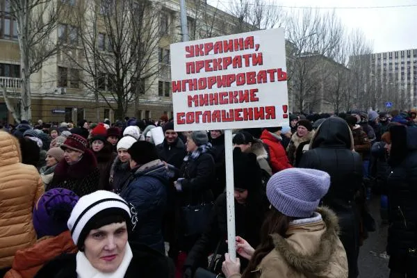 Жители Донецка на митинге-обращении к мировым лидерам