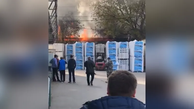 В Балашихе горит строительный рынок