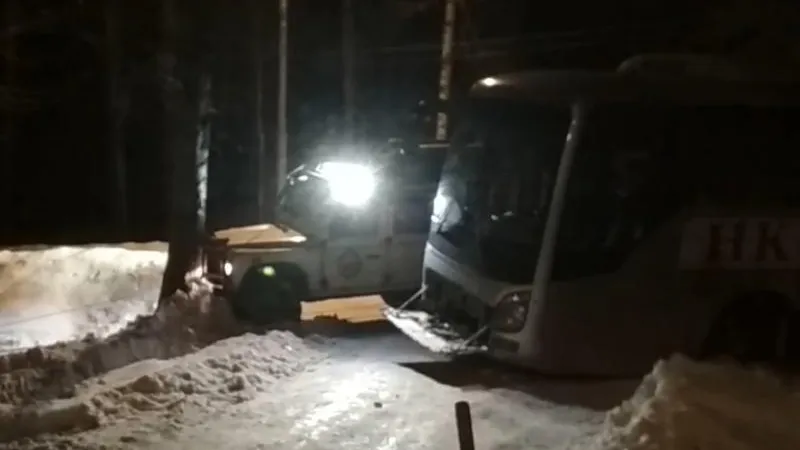 Джиперы вытащили в Химках автобус, в котором замерзали люди