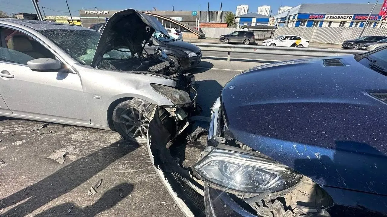 Авария с участием одновременно четырех авто: В Тюмени массовое ДТП с пострадавшими