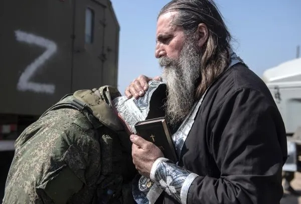 Военный священник протодиакон Валерий совершает в полевых условиях богослужение для укрепления духа российских военных