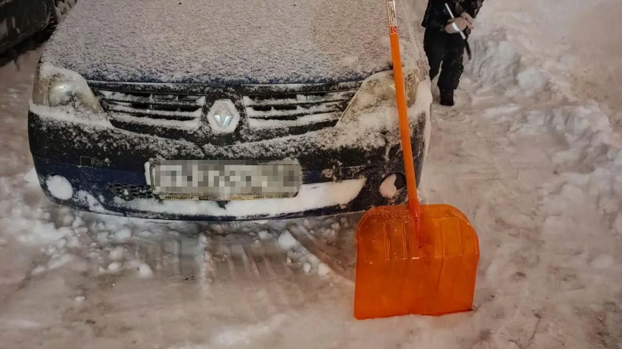Житель Кузбасса целенаправленно закопал свой автомобиль в сугробе