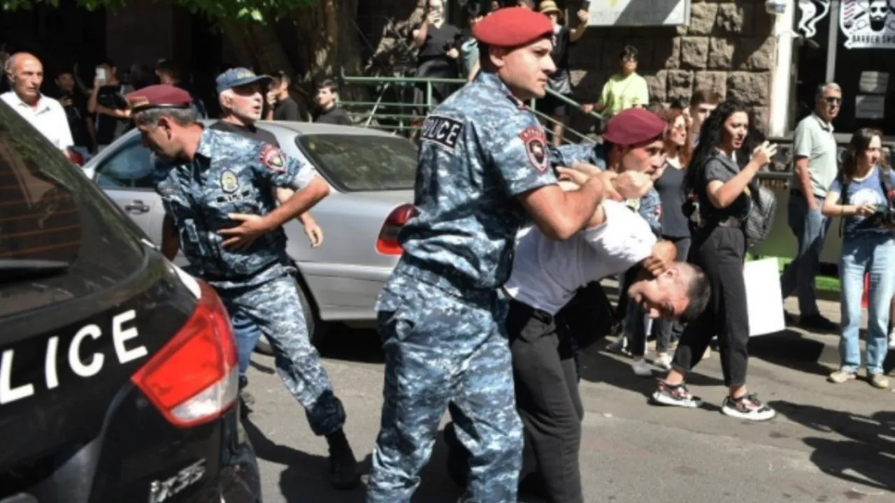 Массовые задержания протестующих продолжились в Ереване
