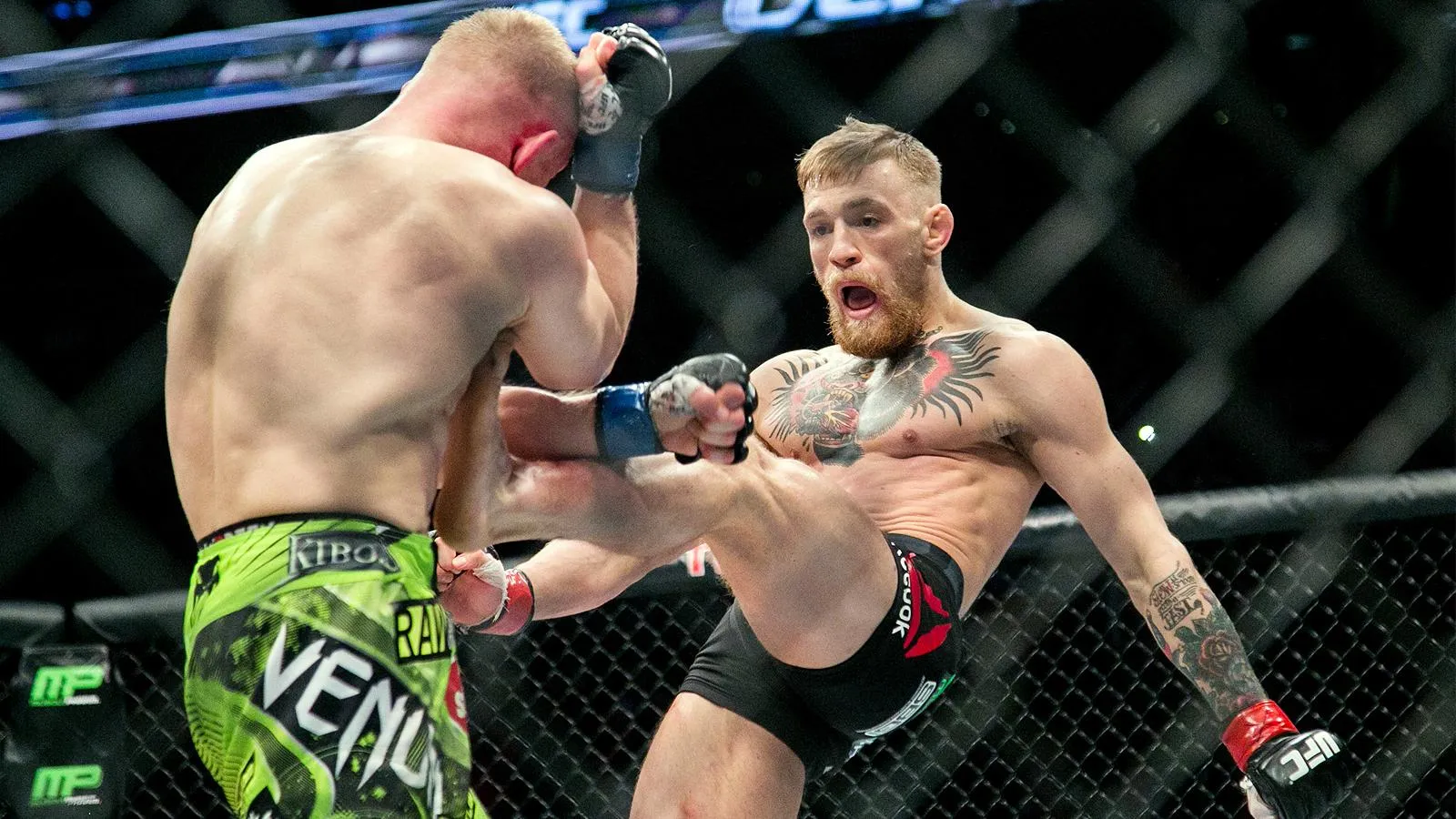 Конор Макгрегор наносит удар Деннису Сиверу в главном бою турнира UFC Fight Night, Бостон, 18 января 2015 года. Kelvin Ma