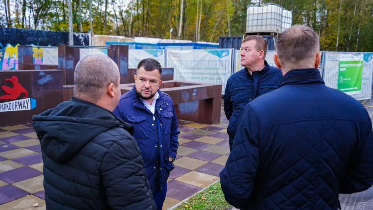Глава Шатуры проверил ход работ на скейт-парке и качество уличного освещения