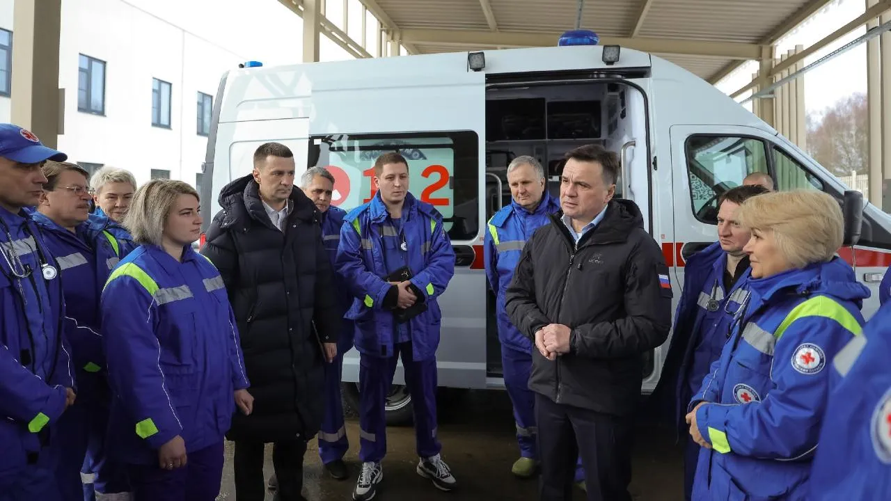 Губернатор Подмосковья передал городским округам 77 новых автомобилей скорой помощи