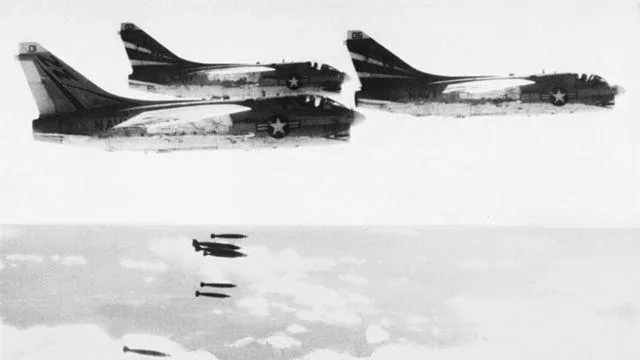Два самолета Ling-Temco-Vought A-7A Corsair II ВМС США из штурмовой эскадрильи VA-153 Blue Tail Flies и один A-7B из состава VA-155 Silver Foxes сбрасывают над Вьетнамом бомбы Mk 82 массой 227 килограммов