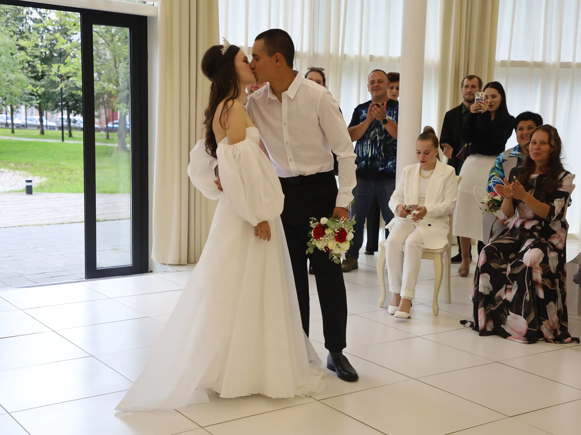 Первый супружеский поцелуй. Фото: пресс-служба администрации г.о. Серпухов