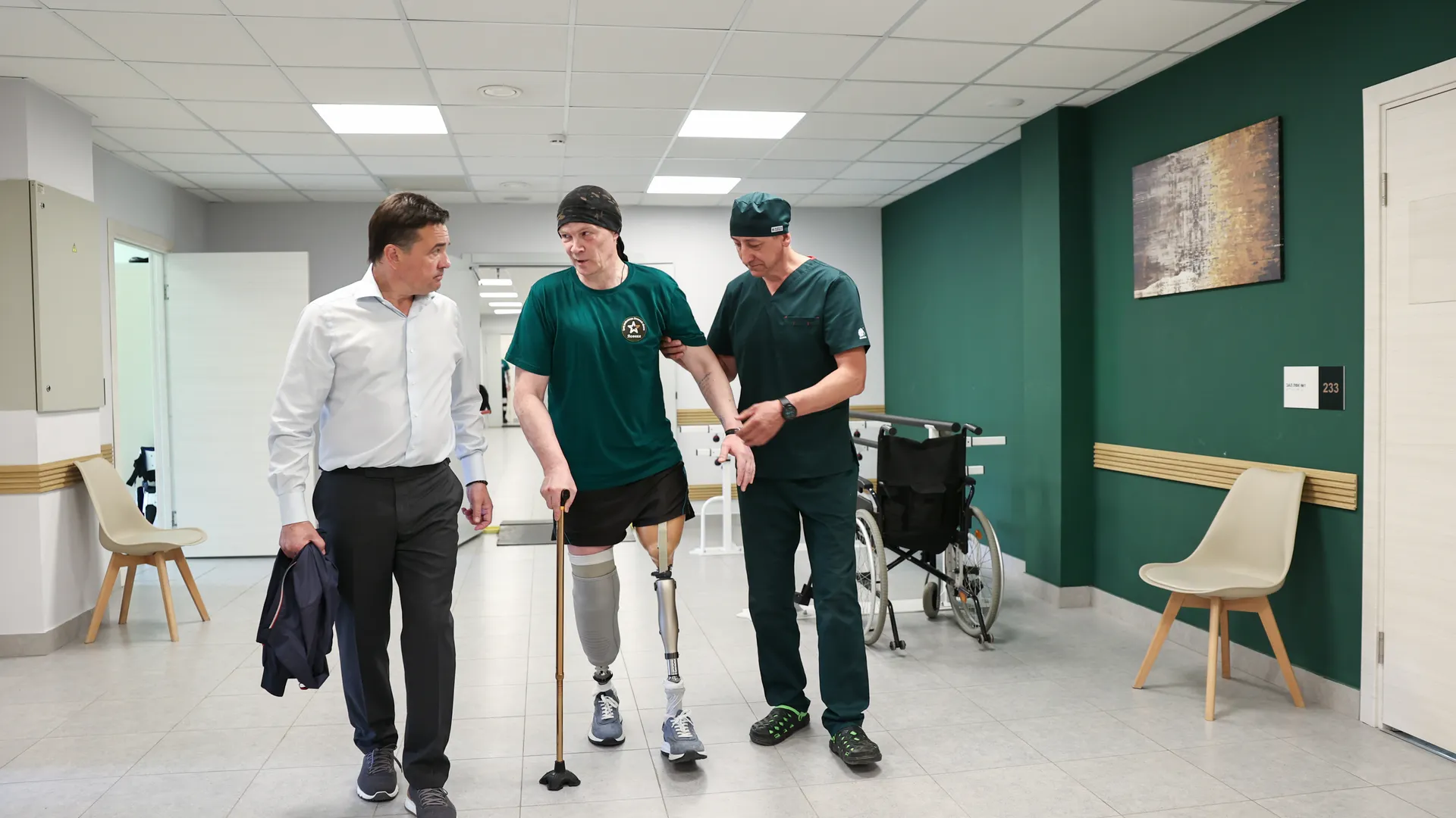 Андрей Воробьев навестил бойцов в реабилитационном центре «Ясенки»