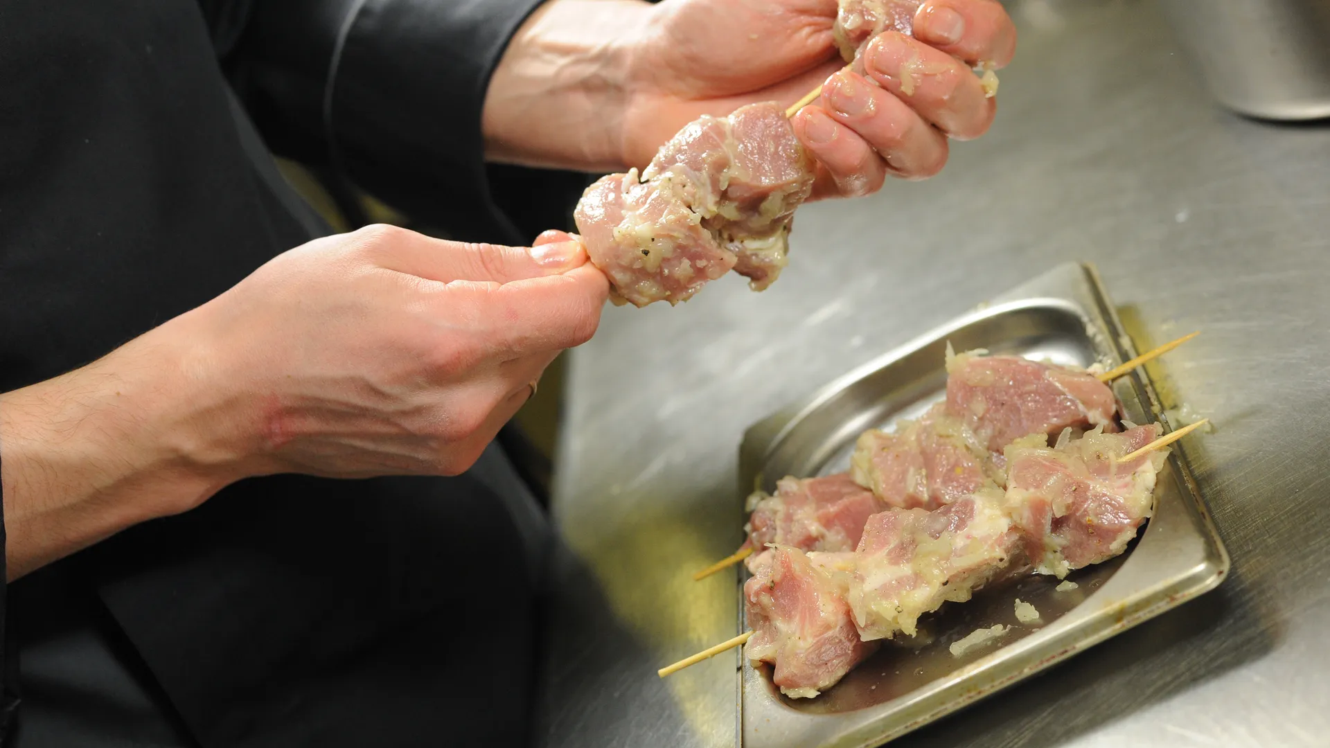 В Приморье в шашлыке из свинины обнаружили опасные бактерии