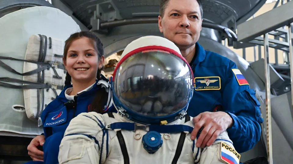 Экскурсию для Варвары провел космонавт Олег Кононенко. Фото: пресс-служба Центра подготовки космонавтов имени Ю. А. Гагарина / Павел Швец