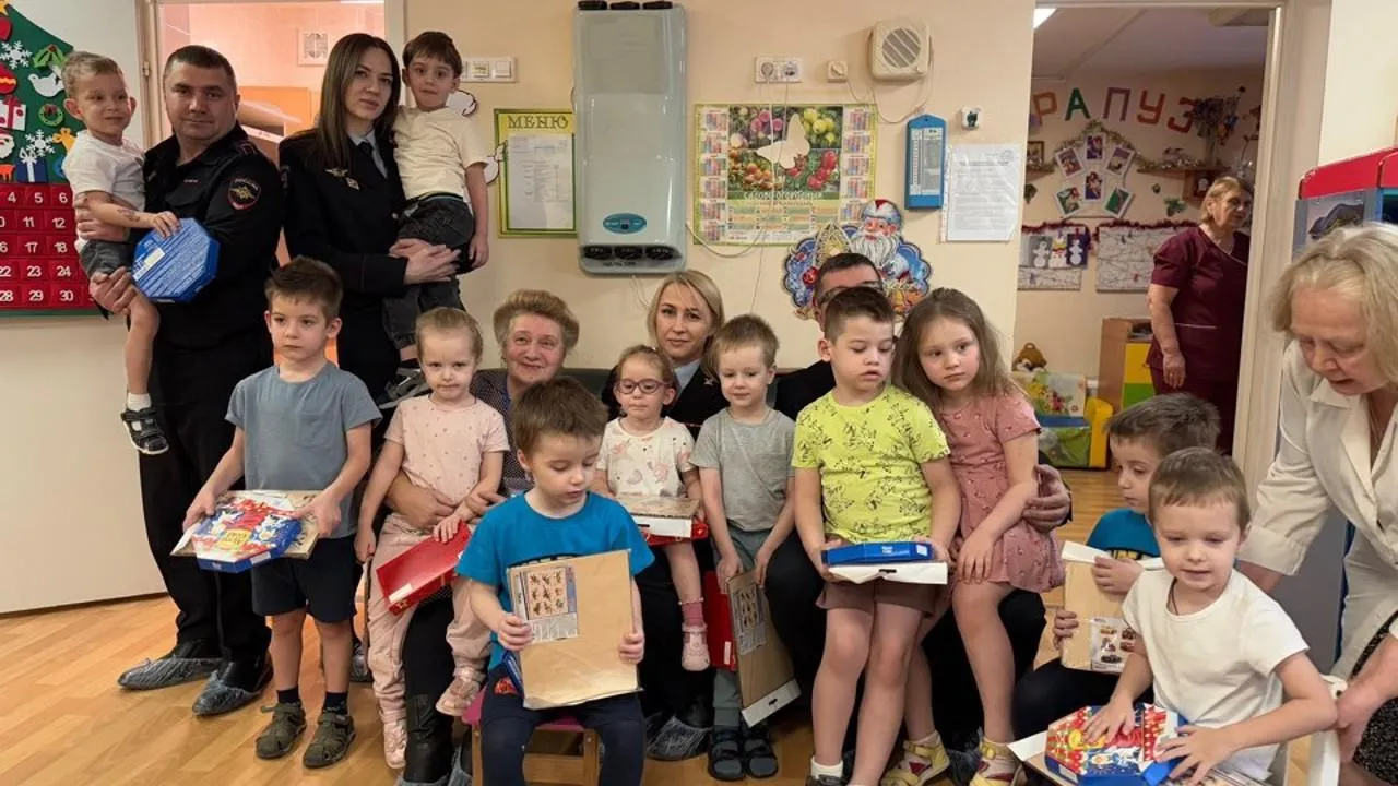 Полицейские и общественники поздравили воспитанников реабилитационного центра в Мытищах