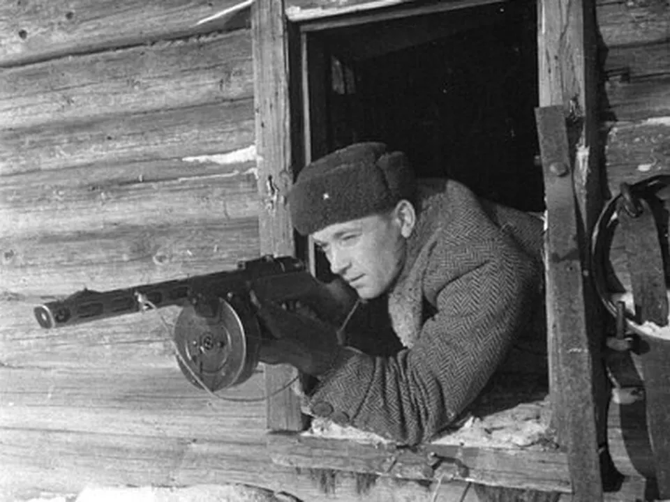 Боец-автоматчик партизанского отряда Лотошинского района Московской области И.И. Бухаров в засаде. Фото: В.Г. Федотов. Центральный государственный архив города Москвы